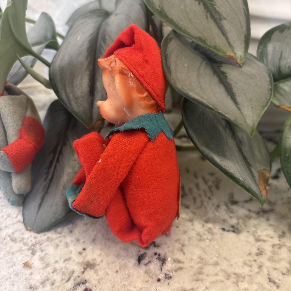 Vintage 2 Knee Huggers Elf Pixie Shelf Sitter Green Red Christmas Japan Damage - Picture 5 of 16